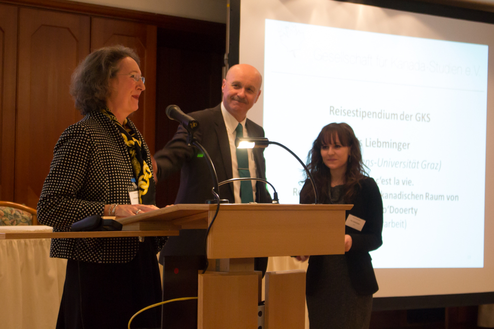 Iris Liebminger, Uni Graz, erhält von Botschafter Mark Bailey und der scheidenden GKS-Präsidentin Ursula Lehmkuhl das GKS-Reisestipendium für ihr Projekt 